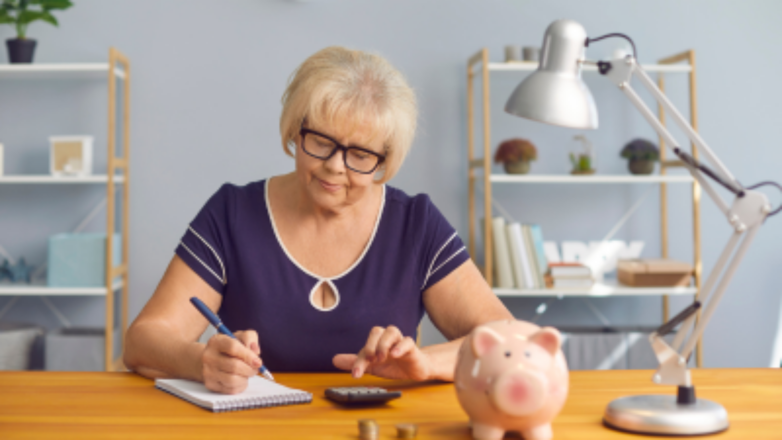 Seniorka liczy pieniążki