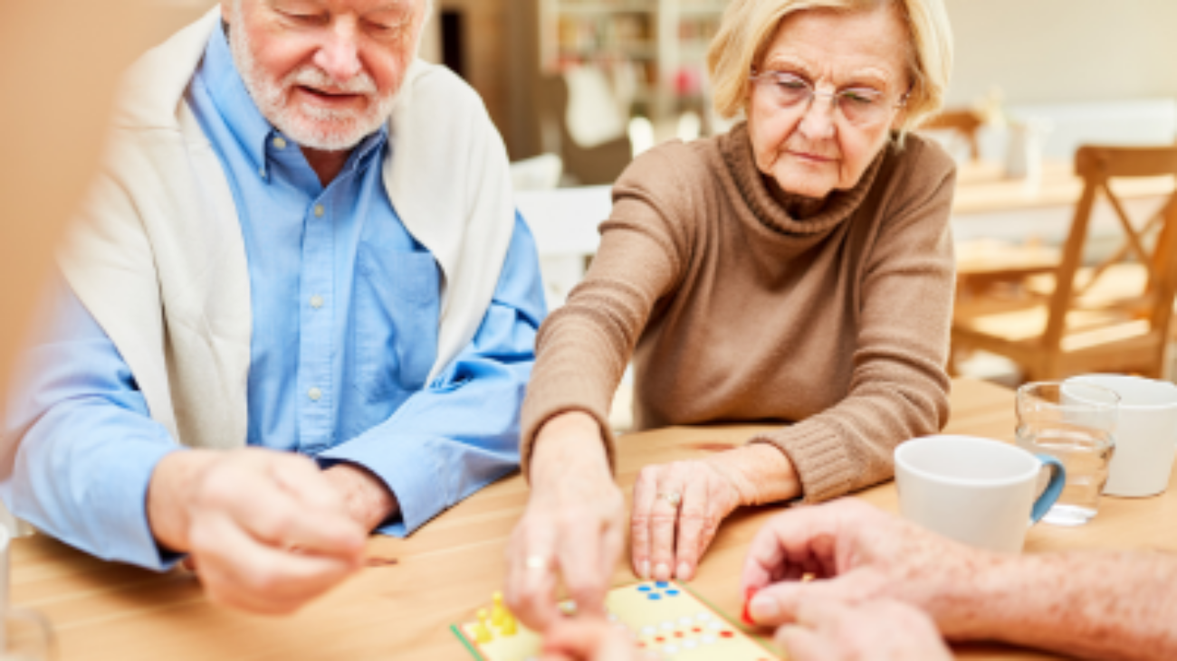 seniorzy grają w chińczyka