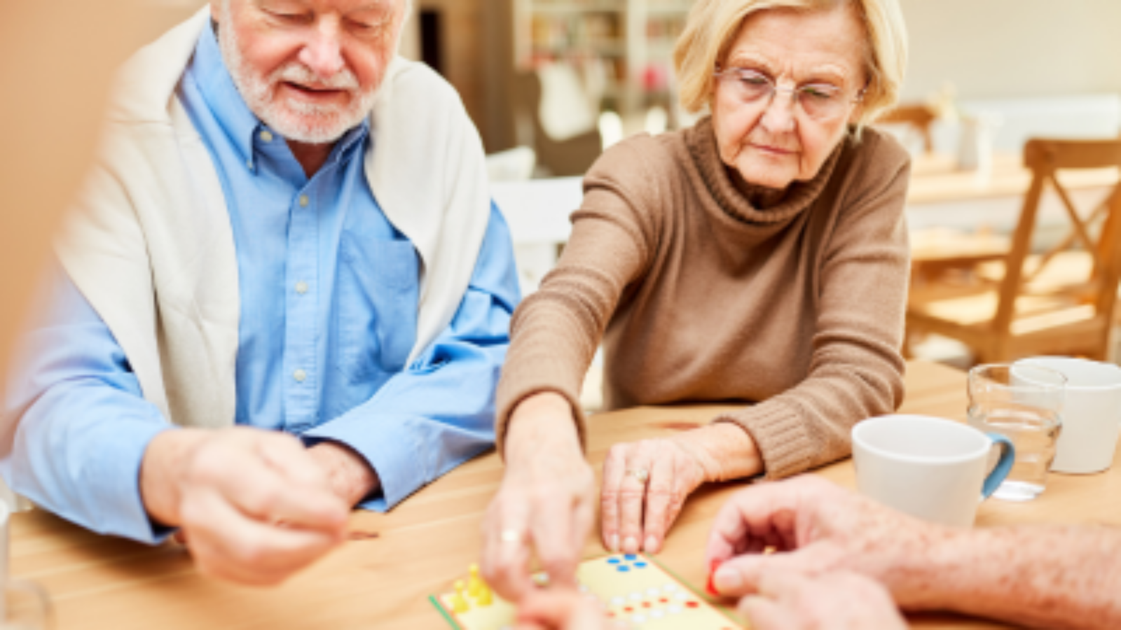 seniorzy grają w chińczyka