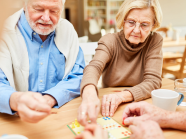 seniorzy grają w chińczyka