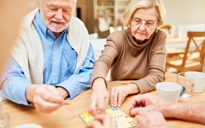 seniorzy grają w chińczyka