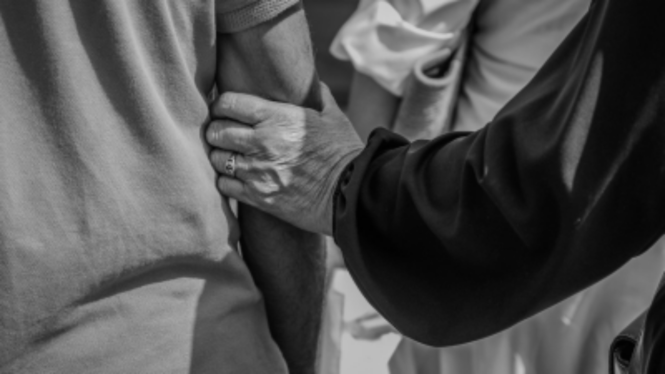 senior chwyta za ramie, czarno-białe zdjęcie