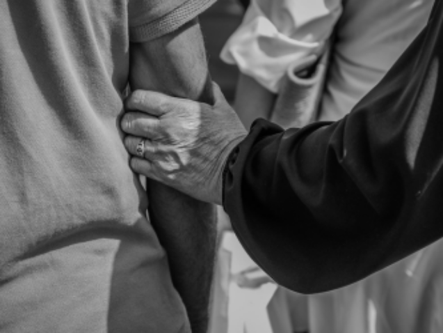 senior chwyta za ramie, czarno-białe zdjęcie