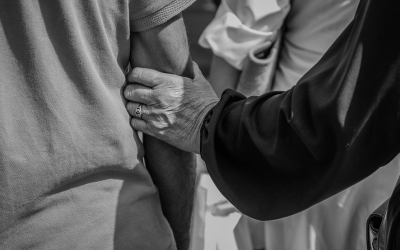 senior chwyta za ramie, czarno-białe zdjęcie